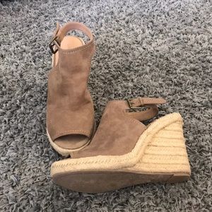 Universal Thread wedges. Size 8 1/2